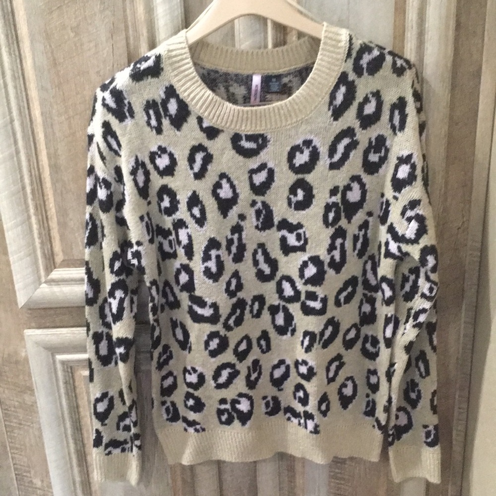 New With Tags Very Soft Women’s Crew Neck Sweater